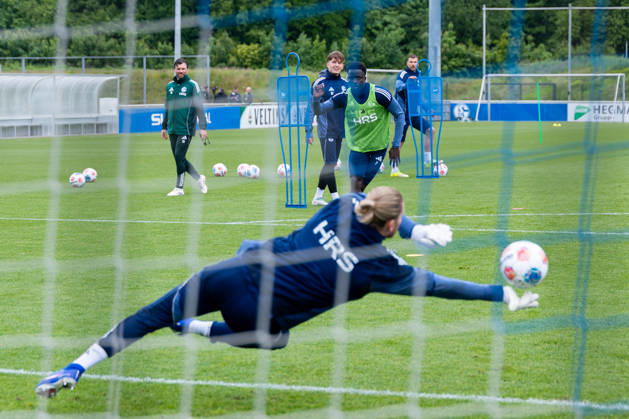 14 05 2026, Football, Training of FC Schalke 04 v l Goalkeeper Loris Karius FC Schalke 04 , Christian Gomis FC Schalke 04 Gelsenkirchen Training ground FC Schalke 04 NRW Germany xRHR PHOTO YYx Copyright: RHR-FOTOx RHR-FOTO YY