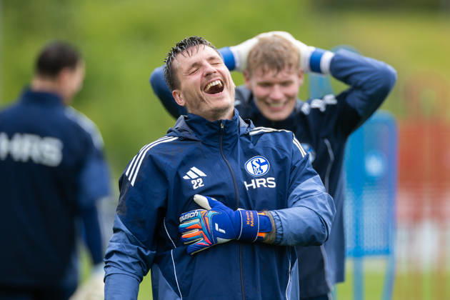 14 05 2026, Soccer, Training of FC Schalke 04 v l Goalkeeper Kevin Müller FC Schalke 04 , Goalkeeper Johannes Siebeking FC Schalke 04 laugh Gelsenkirchen Training ground FC Schalke 04 NRW Germany xRHR PHOTO YYx Copyright: RHR-FOTOx RHR-FOTO YY