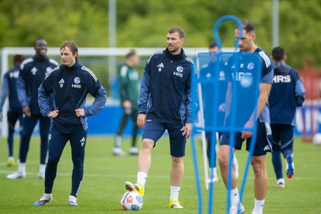 14 05 2026, Football, Training of FC Schalke 04 f l Finn Porath FC Schalke 04 , Edin Dzeko FC Schalke 04 , Nikola Katic FC Schalke 04 Gelsenkirchen Training ground FC Schalke 04 NRW Germany xRHR PHOTO YYx Copyright: RHR-FOTOx RHR-FOTO YY