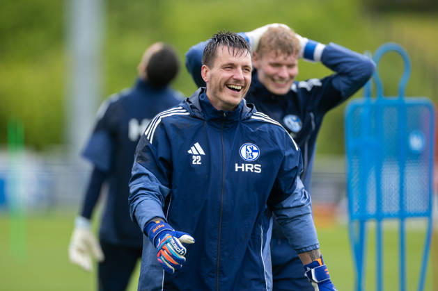 14 05 2026, Soccer, Training of FC Schalke 04 v l Goalkeeper Kevin Müller FC Schalke 04 , Goalkeeper Johannes Siebeking FC Schalke 04 laugh Gelsenkirchen Training ground FC Schalke 04 NRW Germany xRHR PHOTO YYx Copyright: RHR-FOTOx RHR-FOTO YY