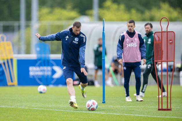 14 05 2026, Football, Training of FC Schalke 04 Edin Dzeko FC Schalke 04 Gelsenkirchen Training ground FC Schalke 04 NRW Germany xRHR PHOTO YYx Copyright: RHR-FOTOx RHR-FOTO YY