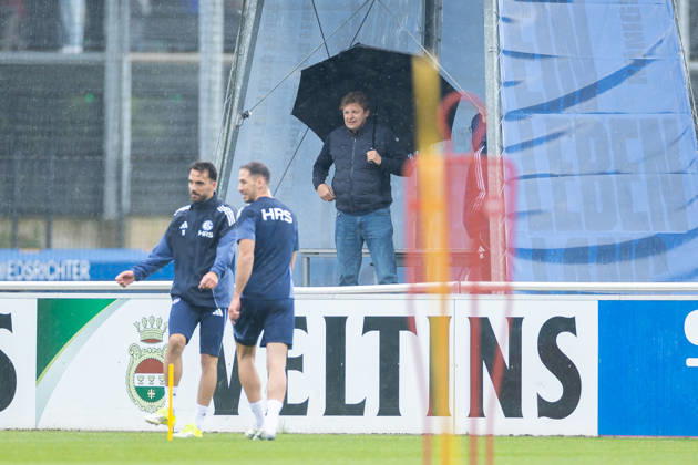 14 05 2026, Football, Training of FC Schalke 04 Director Professional Football Youri Mulder FC Schalke 04 watches the training with a big umbrella Gelsenkirchen Training ground FC Schalke 04 NRW Germany xRHR PHOTO YYx Copyright: RHR-FOTOx RHR-FOTO YY