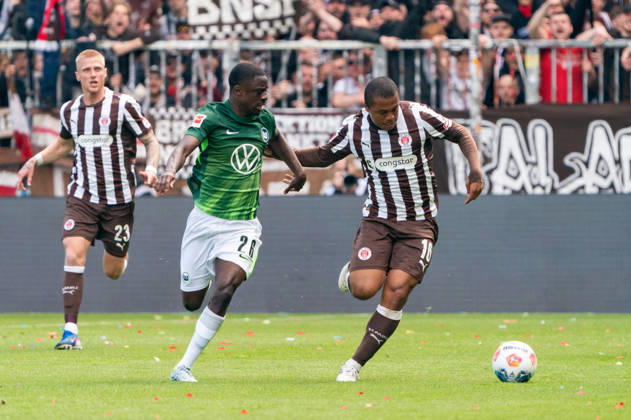 Joel Chima Fujita FC St Pauli, 16 dribbling against Sael Kumbedi VfL Wolfsburg, 26 , GER, FC St Pauli vs VfL Wolfsburg, Football, Bundesliga, Matchday 34, Season 2025 2026, 16 05 2026 DFL REGULATES PROHIBIT ANY USE OF PHOTOGRAPHS AS IMAGE SEQUENCES AND OR QUASI VIDEO GER, FC St Pauli vs VfL Wolfsburg, Football, Bundesliga, Matchday 34, Season 2025 2026, 16 05 2026 Hamburg Copyright: xEibner-Pressefoto MaxxVincenx EP_MVN