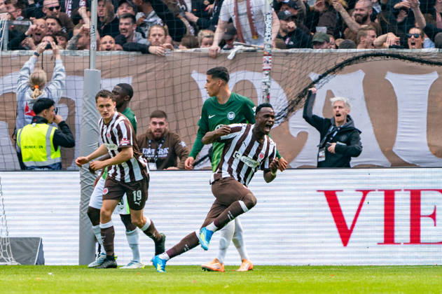 Goal for 1 1 Abdoulie Ceesay FC St Pauli, 09 cheers, GER, FC St Pauli vs VfL Wolfsburg, Football, Bundesliga, Matchday 34, Season 2025 2026, 16 05 2026 DFL REGULATIONS PROHIBIT ANY USE OF PHOTOGRAPHS AS IMAGE SEQUENCES AND OR QUASI VIDEO GER, FC St Pauli vs VfL Wolfsburg, Football, Bundesliga, Matchday 34, Season 2025 2026, 16 05 2026 Hamburg Copyright: xEibner-Pressefoto MaxxVincenx EP_MVN