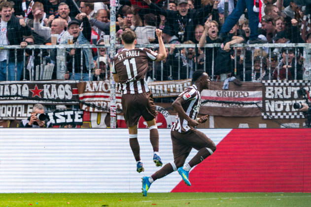 Goal for 1 1 Abdoulie Ceesay FC St Pauli, 09 cheers with Arkadiusz Pyrka FC St Pauli, 11 , GER, FC St Pauli vs VfL Wolfsburg, Football, Bundesliga, Matchday 34, Season 2025 2026, 16 05 2026 DFL REGULATES PROHIBIT ANY USE OF PHOTOGRAPHS AS IMAGE SEQUENCES AND OR QUASI VIDEO GER, FC St Pauli vs VfL Wolfsburg, Football, Bundesliga, Matchday 34, Season 2025 2026, 16 05 2026 Hamburg Copyright: xEibner-Pressefoto MaxxVincenx EP_MVN