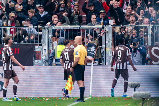 Goal for 1 1 Abdoulie Ceesay FC St Pauli, 09 cheers with Arkadiusz Pyrka FC St Pauli, 11 , GER, FC St Pauli vs VfL Wolfsburg, Football, Bundesliga, Matchday 34, Season 2025 2026, 16 05 2026 DFL REGULATES PROHIBIT ANY USE OF PHOTOGRAPHS AS IMAGE SEQUENCES AND OR QUASI VIDEO GER, FC St Pauli vs VfL Wolfsburg, Football, Bundesliga, Matchday 34, Season 2025 2026, 16 05 2026 Hamburg Copyright: xEibner-Pressefoto MaxxVincenx EP_MVN