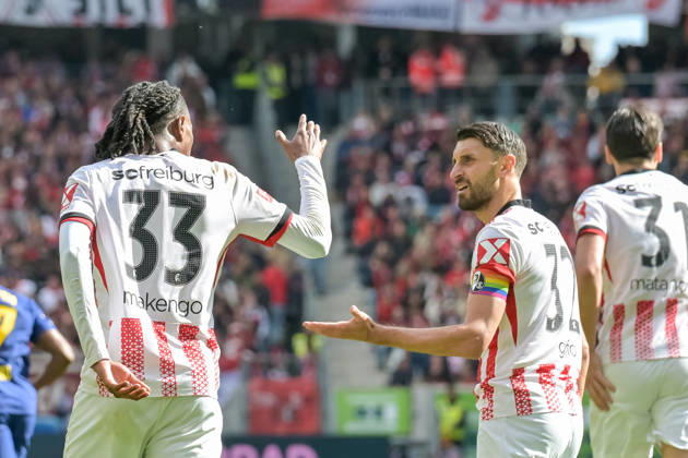 Jordy Makengo SC Freiburg, 33 , Vincenzo Grifo SC Freiburg, 32 high-five each other GER, SC Freiburg RB Leipzig, Football, Bundesliga, Matchday 34, Season 2025 2026, 16 05 2026 DFL DFB REGULATIONS PROHIBIT ANY USE OF PHOTOGRAPHS AS IMAGE SEQUENCES AND OR QUASI VIDEO GER, SC Freiburg RB Leipzig, Football, Bundesliga, Matchday 34, Season 2025 2026, 16 05 2026 Freiburg Copyright: xEibner-Pressefoto ThomasxHessx EP_THS