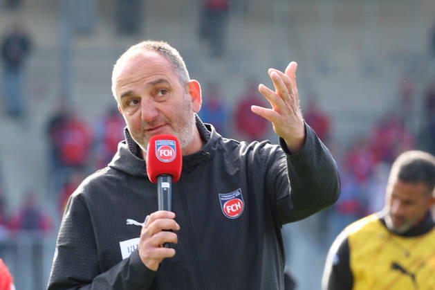 16 05 2026, xrekx, Fussball 1 Bundesliga, 1 FC Heidenheim FSV Mainz 05 v l Frank Schmidt Trainer 1 FC Heidenheim 1846 Ansprache an die Fans bedankt bedanken sich bei den Fans, the player thanks the fans for their support DFL DFB REGULATIONS PROHIBIT ANY USE OF PHOTOGRAPHS as IMAGE SEQUENCES and or QUASI VIDEO Heidenheim