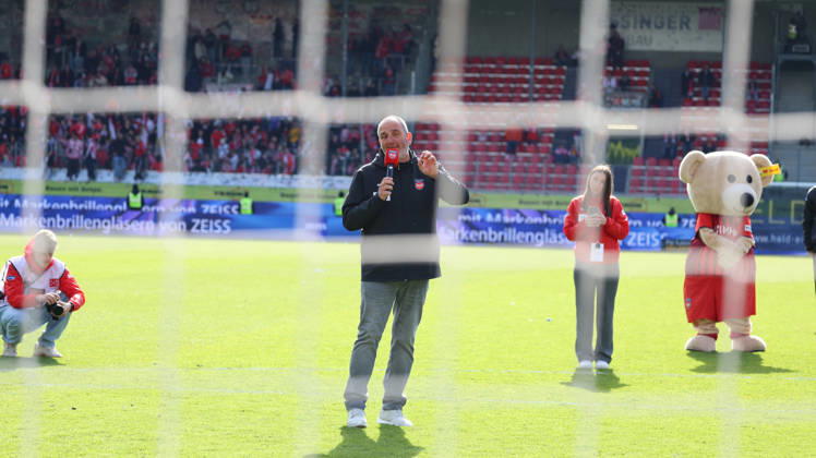 16 05 2026, xrekx, Fussball 1 Bundesliga, 1 FC Heidenheim FSV Mainz 05 v l Frank Schmidt Trainer 1 FC Heidenheim 1846 Ansprache an die Fans bedankt bedanken sich bei den Fans, the player thanks the fans for their support DFL DFB REGULATIONS PROHIBIT ANY USE OF PHOTOGRAPHS as IMAGE SEQUENCES and or QUASI VIDEO Heidenheim