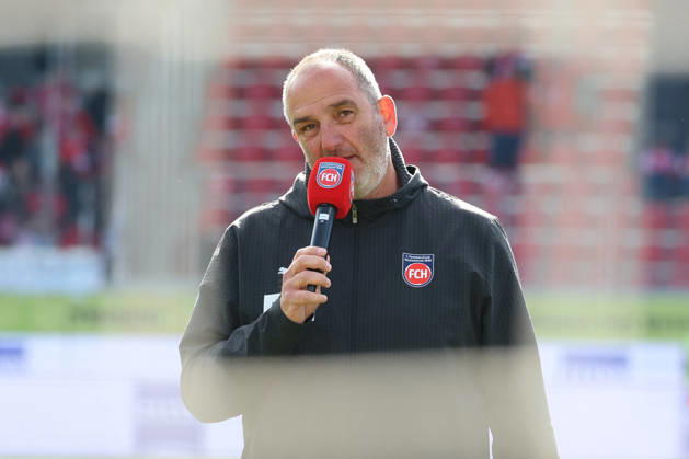 16 05 2026, xrekx, Fussball 1 Bundesliga, 1 FC Heidenheim FSV Mainz 05 v l Frank Schmidt Trainer 1 FC Heidenheim 1846 Ansprache an die Fans bedankt bedanken sich bei den Fans, the player thanks the fans for their support DFL DFB REGULATIONS PROHIBIT ANY USE OF PHOTOGRAPHS as IMAGE SEQUENCES and or QUASI VIDEO Heidenheim