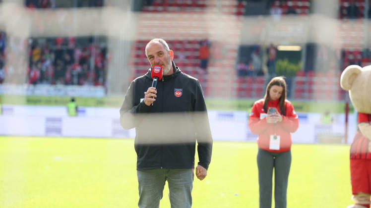 16 05 2026, xrekx, Fussball 1 Bundesliga, 1 FC Heidenheim FSV Mainz 05 v l Frank Schmidt Trainer 1 FC Heidenheim 1846 Ansprache an die Fans bedankt bedanken sich bei den Fans, the player thanks the fans for their support DFL DFB REGULATIONS PROHIBIT ANY USE OF PHOTOGRAPHS as IMAGE SEQUENCES and or QUASI VIDEO Heidenheim