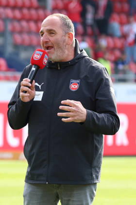 16 05 2026, xrekx, Fussball 1 Bundesliga, 1 FC Heidenheim FSV Mainz 05 v l Frank Schmidt Trainer 1 FC Heidenheim 1846 Ansprache an die Fans bedankt bedanken sich bei den Fans, the player thanks the fans for their support DFL DFB REGULATIONS PROHIBIT ANY USE OF PHOTOGRAPHS as IMAGE SEQUENCES and or QUASI VIDEO Heidenheim