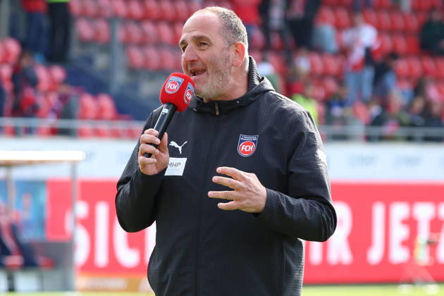 16 05 2026, xrekx, Fussball 1 Bundesliga, 1 FC Heidenheim FSV Mainz 05 v l Frank Schmidt Trainer 1 FC Heidenheim 1846 Ansprache an die Fans bedankt bedanken sich bei den Fans, the player thanks the fans for their support DFL DFB REGULATIONS PROHIBIT ANY USE OF PHOTOGRAPHS as IMAGE SEQUENCES and or QUASI VIDEO Heidenheim