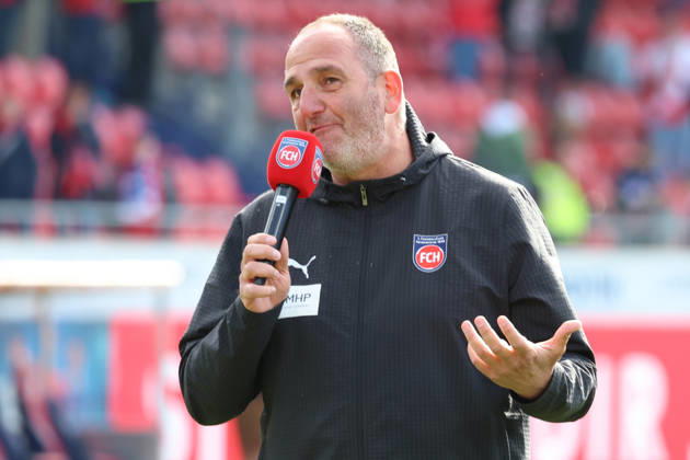 16 05 2026, xrekx, Fussball 1 Bundesliga, 1 FC Heidenheim FSV Mainz 05 v l Frank Schmidt Trainer 1 FC Heidenheim 1846 Ansprache an die Fans bedankt bedanken sich bei den Fans, the player thanks the fans for their support DFL DFB REGULATIONS PROHIBIT ANY USE OF PHOTOGRAPHS as IMAGE SEQUENCES and or QUASI VIDEO Heidenheim
