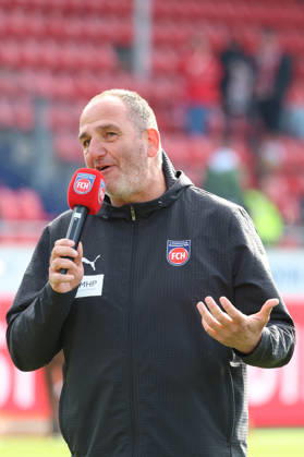 16 05 2026, xrekx, Fussball 1 Bundesliga, 1 FC Heidenheim FSV Mainz 05 v l Frank Schmidt Trainer 1 FC Heidenheim 1846 Ansprache an die Fans bedankt bedanken sich bei den Fans, the player thanks the fans for their support DFL DFB REGULATIONS PROHIBIT ANY USE OF PHOTOGRAPHS as IMAGE SEQUENCES and or QUASI VIDEO Heidenheim