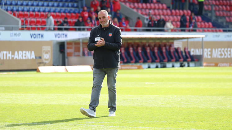 16 05 2026, xrekx, Fussball 1 Bundesliga, 1 FC Heidenheim FSV Mainz 05 v l Frank Schmidt coach 1 FC Heidenheim 1846 thanks the fans, the player thanks the fans for their support DFL DFB REGULATIONS PROHIBIT ANY USE OF PHOTOGRAPHS as IMAGE SEQUENCES and or QUASI VIDEO Heidenheim