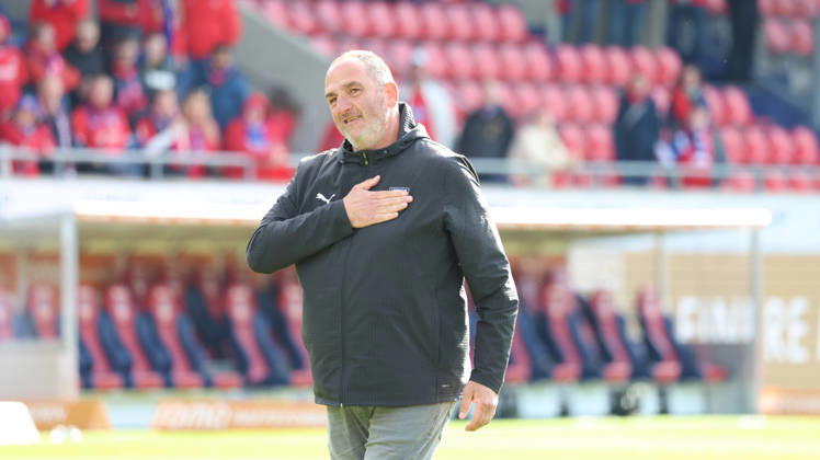 16 05 2026, xrekx, Fussball 1 Bundesliga, 1 FC Heidenheim FSV Mainz 05 v l Frank Schmidt coach 1 FC Heidenheim 1846 thanks the fans, the player thanks the fans for their support DFL DFB REGULATIONS PROHIBIT ANY USE OF PHOTOGRAPHS as IMAGE SEQUENCES and or QUASI VIDEO Heidenheim