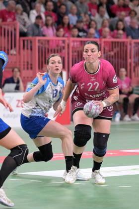 Gabriela Clausson Bitolo TusSies Metzingen, 22 on with ball against Alicia Stoffel Sport Union Neckarsulm, 13 TusSies Metzingen vs Sport Union Neckarsulm , Handball, Alsco HBF, 5 Play Off League Matchday, Season 2025 2026, 16 05 2026 TusSies Metzingen vs Sport Union Neckarsulm , Handball, Alsco HBF, 5 Play Off League Matchday, Season 2025 2026, 16 05 2026 Tuebingen Copyright: xEibner-Pressefoto TobiasxBaurx EP_TBR