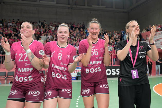 Gabriela Clausson Bitolo TusSies Metzingen, 22 , Ida Petzold TusSies Metzingen, 08 , Carolin Huebner TusSies Metzingen, 56 and Miriam Hirsch TusSies Metzingen, coach thank the fans TusSies Metzingen vs Sport Union Neckarsulm , Handball, Alsco HBF, 5 Play Off League Matchday, Season 2025 2026, 16 05 2026 TusSies Metzingen vs Sport Union Neckarsulm , Handball, Alsco HBF, 5 Play Off League Matchday, Season 2025 2026, 16 05 2026 Tuebingen Copyright: xEibner-Pressefoto TobiasxBaurx EP_TBR