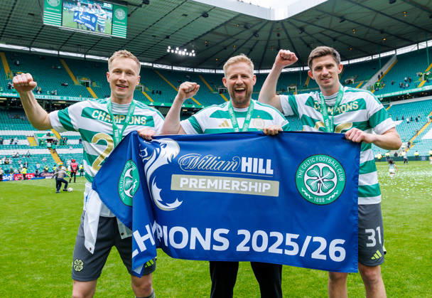 16.05.2026 Celtic v Hearts, SPFL Premiership ....................... Viljami Sinisalo with Ross Doohan and Kasper Schmeichel  Copyright: xKennyxRamsayx NINTCHDBPICT001081540859