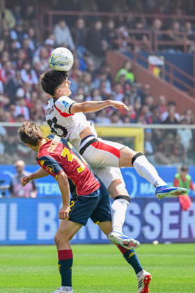 GenoaÕs Morten Frendrup fights for the ball with MilanÕs Bartesaghi during the Serie A soccer match between Genoa and Milan at the Luigi Ferraris Stadium in Genoa, Italy - Sunday, May 17, 2026. - Soccer . Copyright: xTanoxPecoraro LaPressex