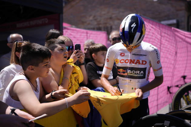 Italy™s Giulio Pellizzari of Red Bull - Bora - Hansgrohe White jersey during Stage 9 of the Giro d™Italia from Cervia to Corno alle Scale, Italy, Sunday May 17, 2026.  Copyright: xFabioxFerrarix xLaPressex