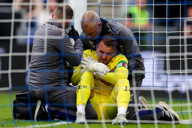 ZWOLLE, 17-05-2026 , MACÂ³PARK , season 2025 2026 , Dutch Eredivisie Football , match between PEC Zwolle and Feyenoord , picture shows Feyenoord goalkeeper Timon Wellenreuther receives medical attention PEC - Feyenoord  x203757823x Copyright: