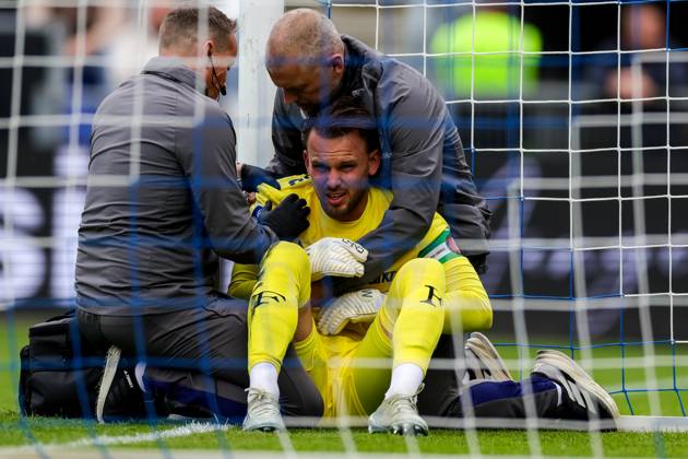 ZWOLLE, 17-05-2026 , MACÂ³PARK , season 2025 2026 , Dutch Eredivisie Football , match between PEC Zwolle and Feyenoord , picture shows Feyenoord goalkeeper Timon Wellenreuther receives medical attention PEC - Feyenoord  x203757828x Copyright: