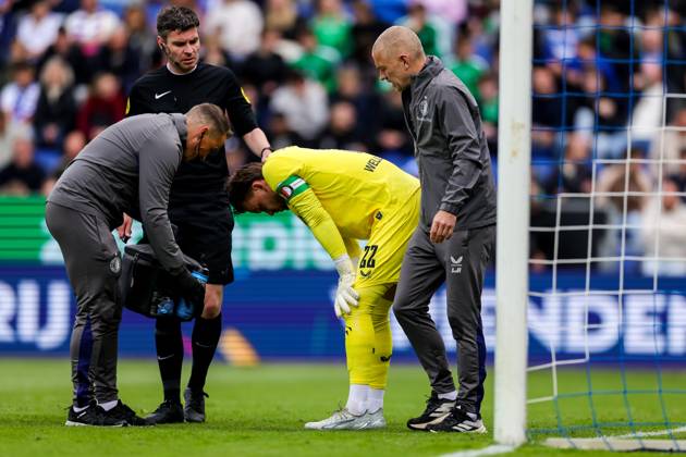 ZWOLLE, 17-05-2026 , MACÂ³PARK , season 2025 2026 , Dutch Eredivisie Football , match between PEC Zwolle and Feyenoord , picture shows Feyenoord goalkeeper Timon Wellenreuther receives medical attention PEC - Feyenoord  x203757832x Copyright: