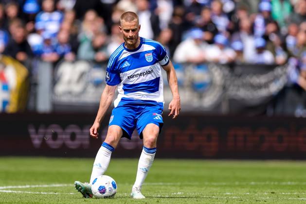 ZWOLLE, 17-05-2026 , MACÂ³PARK , season 2025 2026 , Dutch Eredivisie Football , match between PEC Zwolle and Feyenoord , picture shows PEC Zwolle player Simon Graves passes the ball PEC - Feyenoord  x203758824x Copyright: