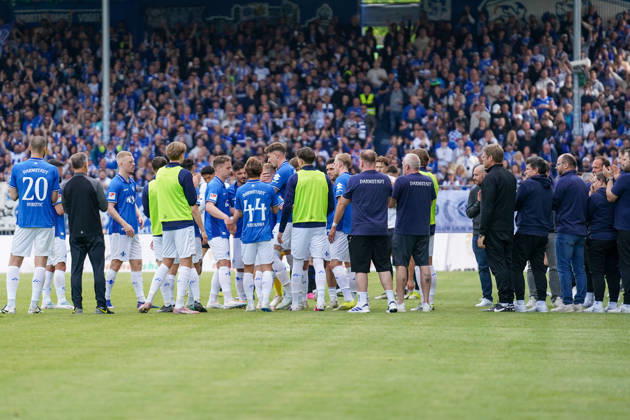 Germany Soccer 2 Liga 2025 2026, Matchday 34 SV Darmstadt 98 vs SC Paderborn 07 Merck Stadion am Böllenfalltor Darmstadt Fabian Holland SVD, 32 leaves the pitch at his last Bundesliga match The team stands guard Copyright: xTobiasxWentzellx
