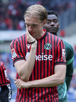 Stefan Teitur Thordarson Hannover 96 looks dejected, 2 Bundesliga, Hannover 96 v 1 FC Nürnberg, Heinz von Heiden Arena on May 17, 2026 in Hanover, Germany Photo by Marco Steinbrenner DeFodi Images Stefan Teitur Thordarson Hannover 96 looks dejected, 2 Bundesliga, Hannover 96 v 1 FC Nürnberg, Heinz von Heiden Arena, May 17, 2026 in Hanover, Germany Photo by Marco Steinbrenner DeFodi Images
