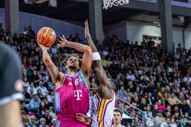 Michael Kessens Telekom Baskets Bonn, 06 vs Johnathan Stove Fitness First Wuerzburg Baskets, 22 Telekom Baskets Bonn vs Fitness First Wuerzburg Baskets, Basketball, easy Credit BBL, Playoffs, Quarterfinals, Matchday 2, 2025 2026, 18 05 2026 Telekom Baskets Bonn vs Fitness First Wuerzburg Baskets, Basketball, easy Credit BBL, Playoffs, Quarterfinals, Matchday 2, 2025 2026, 18 05 2026 Bonn Copyright: xEibner-Pressefoto GerhardxWingenderx EP_GWR
