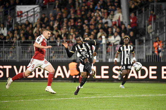 Stade Brestois 29 v Angers SCO - Ligue 1 McDonald s 2025 2026 05 Brendan CHARDONNET (sb29) - 09 Goduine KOYALIPOU (sco) during the Ligue 1 McDonald s match between Brest and Angers at Stade Francis Le Ble on May 17, 2026 in Brest, France. Brest France Copyright: xEwenxGavetx 776348400