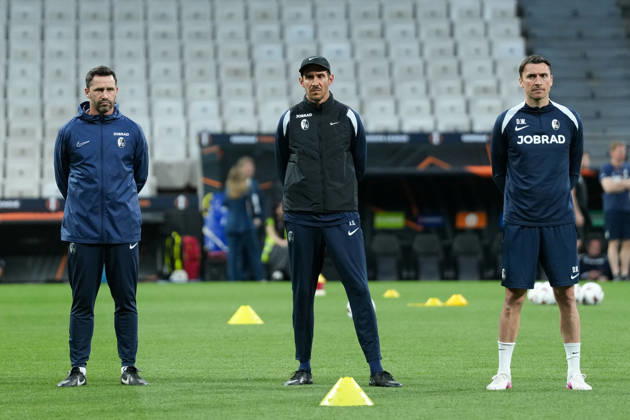 Julian Schuster SC Freiburg, coach with his coaching colleagues at the final training , Turkey, Football, UEFA Europa League, Final, 2025 2026, SC Freiburg vs Aston Villa, 19 05 2026, TüpraÅü Stadium, BesiktaÅü Park, Istanbul Istanbul TüpraÅü Stadium, BesiktaÅü Par Istanbul Turkey Copyright: xArnexAmbergx