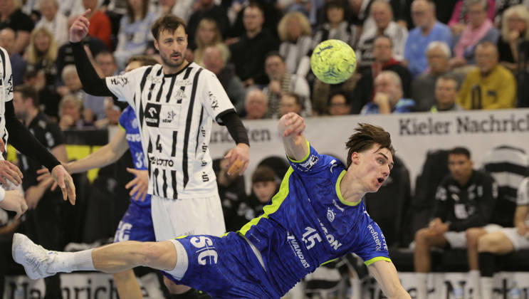Photo Goal throw by Miro Schluroff Gummersbach Handball Men 1 Bundesliga on Sat 28 02 2025 THW Kiel VfL Gummersbach