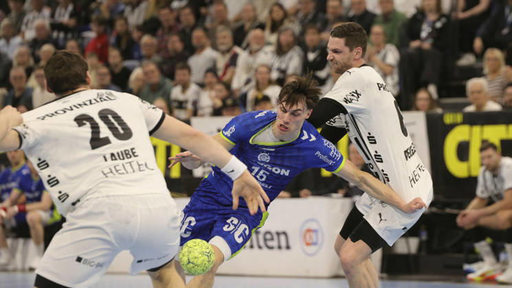 Photo Goal throw from Miro Schluroff Gummersbach in blue against Hendrik Pekeler Kiel and left Lukas LAUBE 20 Handball Men 1 Bundesliga on Sat 28 02 2025 THW Kiel VfL Gummersbach