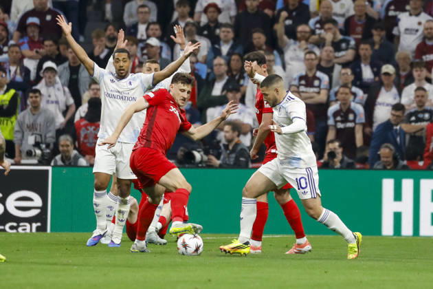 Maximilian Eggestein SC Freiburg, 08 and Emiliano Buendia Aston Villa, 10 in duel , Turkey, Football, UEFA Europa League, Final, 2025 2026, SC Freiburg vs Aston Villa, 20 05 2026, Istanbul Besiktas Park Turkey Copyright: xGrantxHubbsx