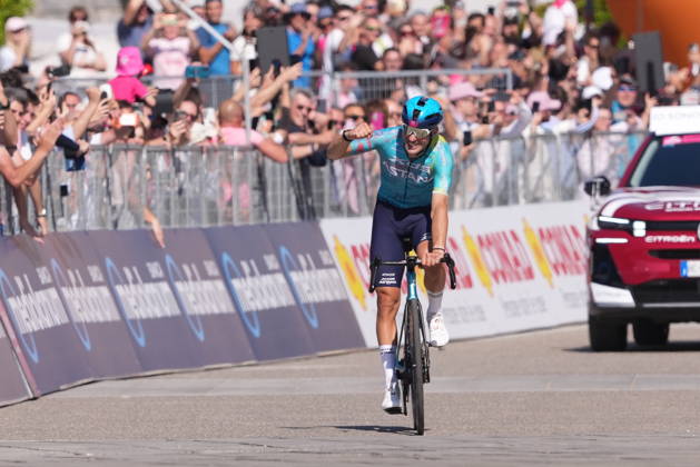 Italy™s Alberto Bettiol of XDS Astana Team stage winner during Stage 13 of the Giro d™Italia from Alessandria to Verbania Italy, Friday May 22, 2026 Copyright: xGianmattiaxD Albertoi LaPressex