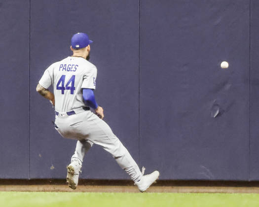 Los Angeles Dodgers center fielder Andy Pages chases a ball off the wall hit for an RBI double by Milwaukee Brewers first baseman Andrew Vaughn in the second inning of the MLB, Baseball Herren, USA game between the Los Angeles Dodgers and the Milwaukee Brewers at American Family Field in Milwaukee, Wisconsin on Friday, May 22, 2026. MIL20260522825 TANNENxMAURY