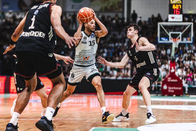 Jordan Roland Gladiators Trier in a duel with Osacar das Silva FC Bayern Muenchen Basketball and Neno Dimitrijevic FC Bayern Muenchen Basketball , Vet Concept Gladiators Trier vs FC Bayern Muenchen Basketball, Basketball, easyCredit BBL, Playoffs, Quarterfinals, Game 3, Season 2025 2026, 23 05 2026 Vet Concept Gladiators Trier vs FC Bayern Muenchen Basketball, Basketball, easyCredit BBL, Playoffs, Quarterfinals, Game 3, Season 2025 2026, 23 05 2026 Copyright: xEibner-Pressefoto AlexanderxNeisx EP_ANS