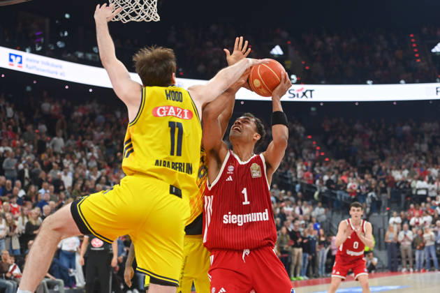 Oscar DA SILVA FCB , action,duel against Moses WOOD Berlin Basketball BBL,Season 2025 2026 Play Off Final Game 1, FC Bayern Muenchen Alba Berlin on 12 06 2026 S A P G A R D EN
