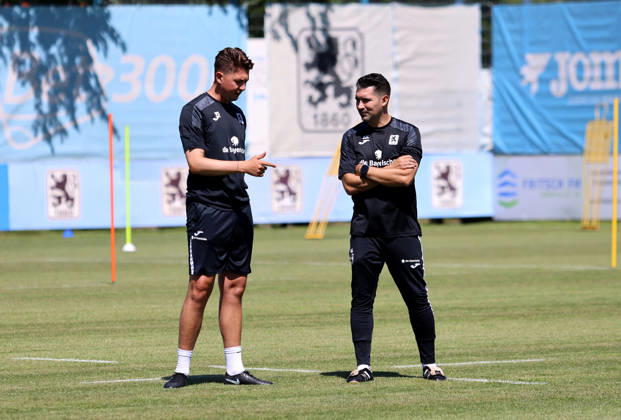 Soccer, Mens, Bavarian Regional League, 2026–2027 Season, TSV 1860 Munich, Training, Grünwalder Strasse 114 Vincent Saller, Assistant Coach of TSV 1860 Munich (left), with Alper Kayabunar, Head Coach of TSV 1860 Munich (right), in conversation on the training field,detected_source_language