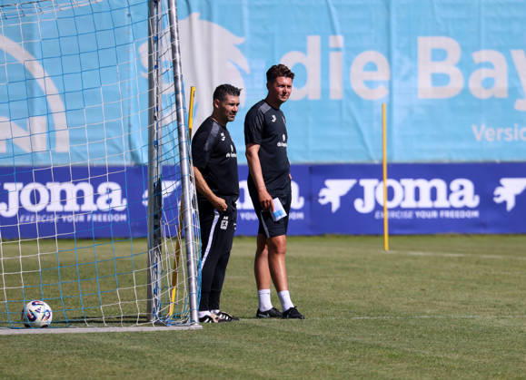 Soccer, Mens, Bavarian Regional League, 2026–2027 Season, TSV 1860 Munich, Training, Grünwalder Strasse 114 Alper Kayabunar, Head Coach of TSV 1860 Munich (left), and Vincent Saller, Assistant Coach of TSV 1860 Munich (right), observe the training session,detected_source_language