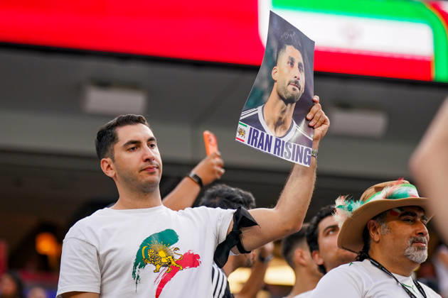 USA Soccer 2026 FIFA World Cup Group Stage Group G Iran vs. New Zealand SoFi Stadium, Inglewood, Los Angeles County, California An Iranian fan watches the World Cup match from the stands and holds aloft a portrait photo of a soccer player with the inscription Iran Rising. The image reflects support for the Iranian opposition, the protest movement, and the political identity of Iranians in exile. The historic lion and sun symbolism is seen as a sign of resistance against the Islamic Republic,detected_source_language Copyright: xJOERANxSTEINSIEKx
