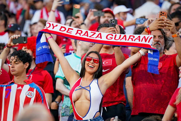 USA Soccer 2026 FIFA World Cup Group Stage Group D Turkey vs. Paraguay Levi’s Stadium, Santa Clara, San Francisco Bay Area, Santa Clara County, California Paraguayan soccer fans create a lively atmosphere in the stands with scarves, fan apparel, and smartphones to create a lively atmosphere in the stands. A female fan displays a scarf bearing the inscription Soy de raza Guarani. The scene epitomizes fan culture, identity, and atmosphere during a match at the 2026 FIFA World Cup. Keywords Copyright: xJOERANxSTEINSIEKx
