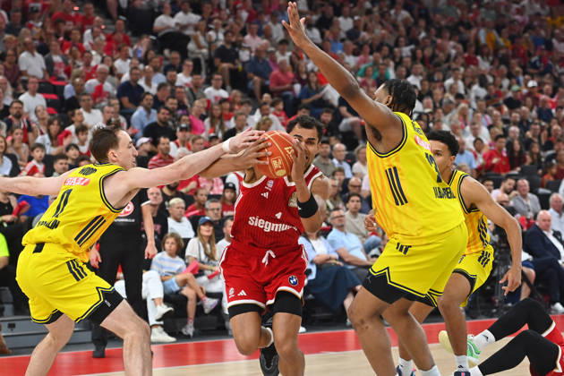 Oscar DA SILVA (FCB), Action, Head-to-Head Battle Against Moses WOOD (Berlin, left) and J Wan ROBERTS (Berlin), Basketball BBL, 2025–2026 Season, Playoff Finals, Game 5, FC Bayern Munich vs. Alba Berlin on June 21, 2026, at SAP GARDEN,detected_source_language