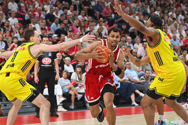 Oscar DA SILVA (FCB), Action, Head-to-Head Battle Against Moses WOOD (Berlin, left) and J Wan ROBERTS (Berlin), Basketball BBL, 2025–2026 Season, Playoff Finals, Game 5, FC Bayern Munich vs. Alba Berlin on June 21, 2026, at SAP GARDEN,detected_source_language