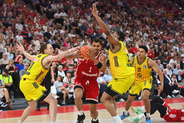 Oscar DA SILVA (FCB), Action, Head-to-Head Battle Against Moses WOOD (Berlin, left) and J Wan ROBERTS (Berlin), Basketball BBL, 2025–2026 Season, Playoff Finals, Game 5, FC Bayern Munich vs. Alba Berlin on June 21, 2026, at SAP GARDEN,detected_source_language