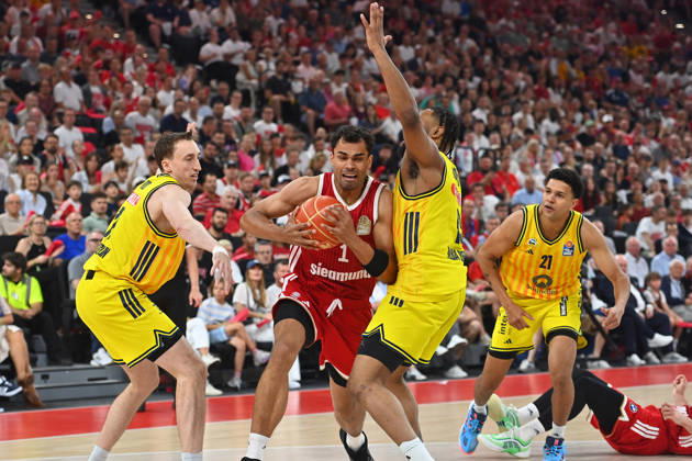 Oscar DA SILVA (FCB), Action, Head-to-Head Battle Against Moses WOOD (Berlin, left) and J Wan ROBERTS (Berlin), Basketball BBL, 2025–2026 Season, Playoff Finals, Game 5, FC Bayern Munich vs. Alba Berlin on June 21, 2026, at SAP GARDEN,detected_source_language